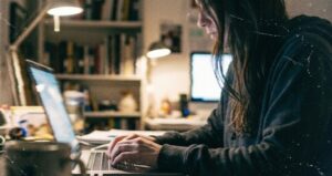 チャットレディは顔出しなしでも稼げる？身バレせずに現実的に稼ぐ方法